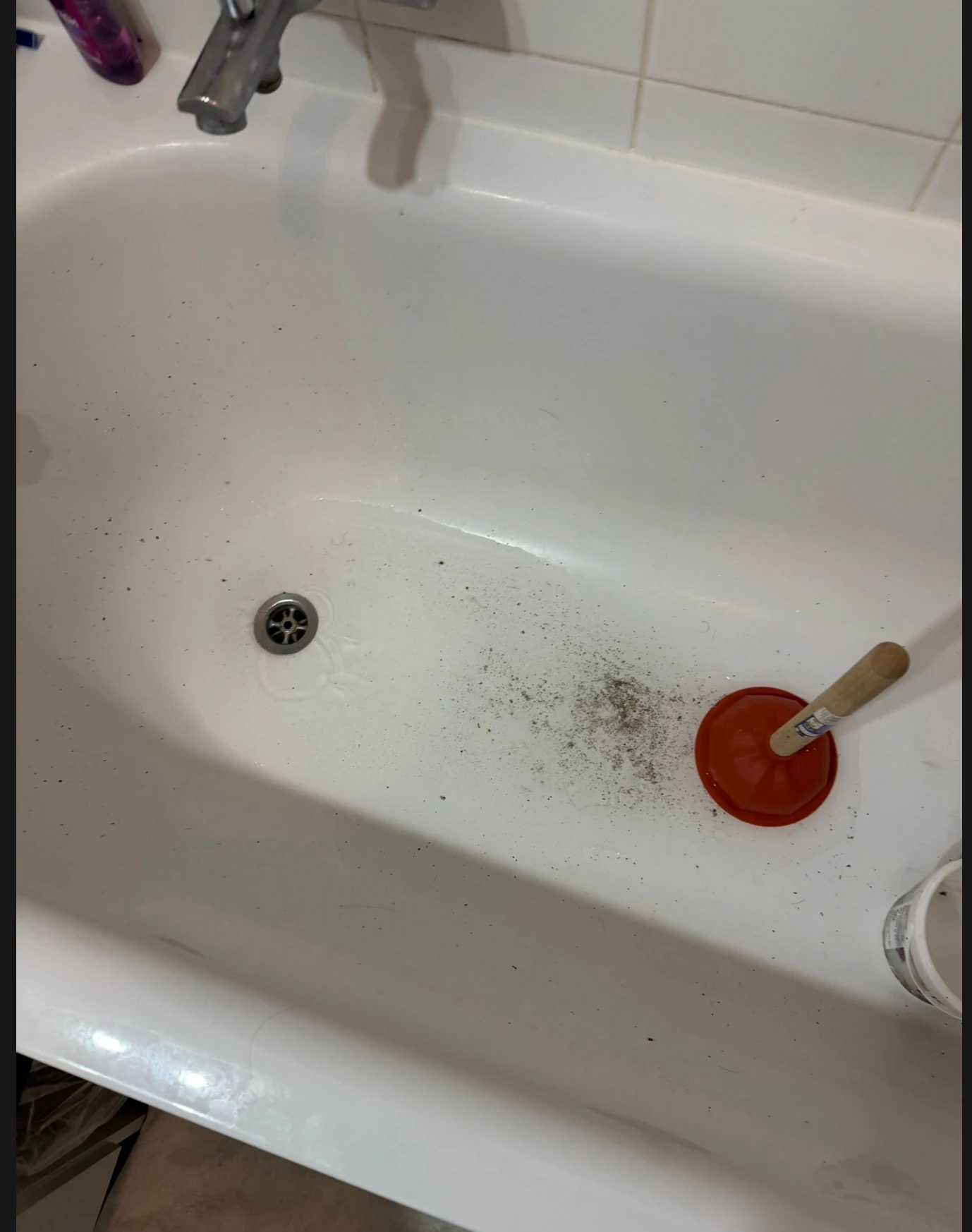 Saubere Badewanne nach Abflussreinigung durch RohrFrisch
