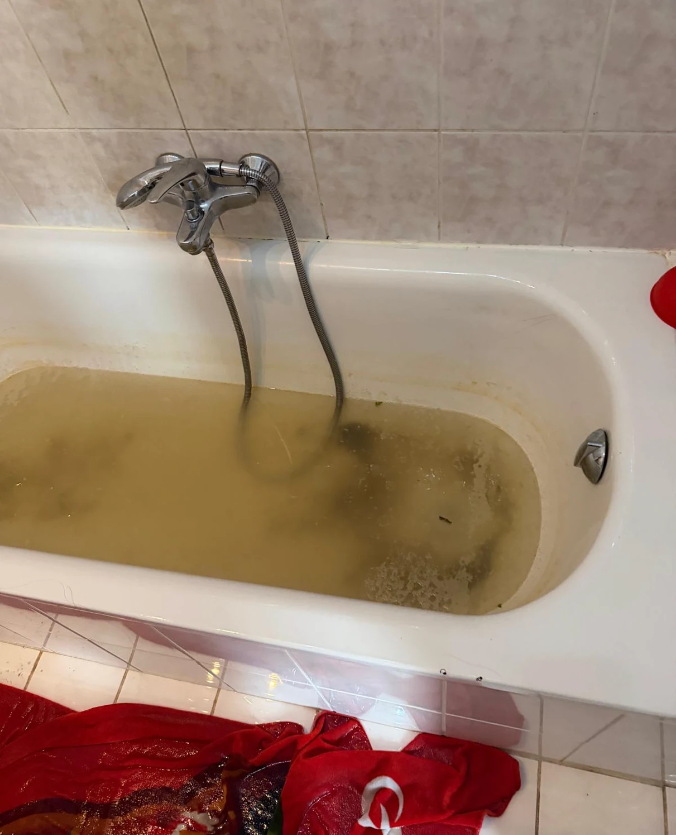 Verstopfte Badewanne mit Stauwasser vor der Reinigung