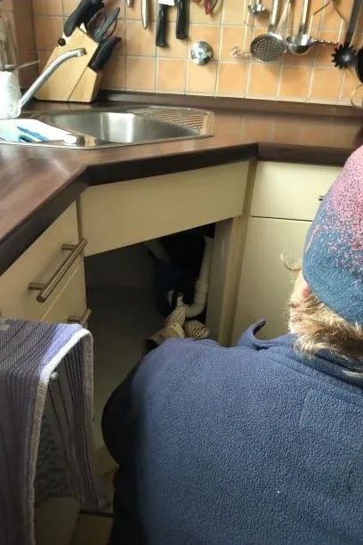 Klempner repariert Abfluss unter Spüle